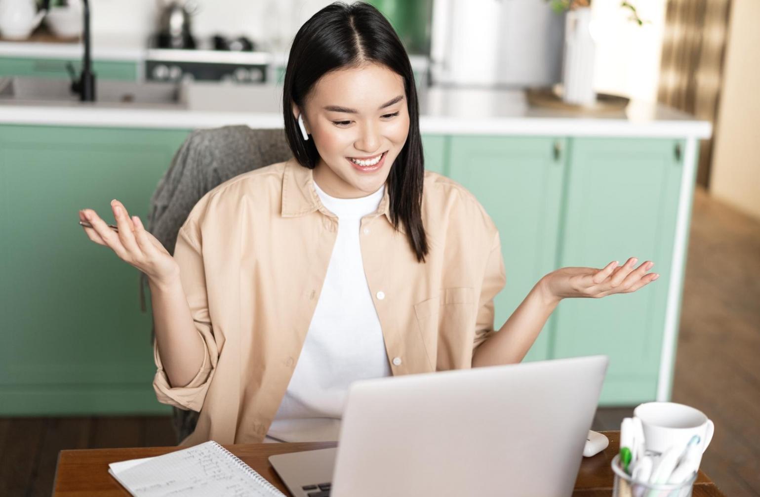 Finanzmodellierung Arbeitsplatz mit Laptop und Dokumenten